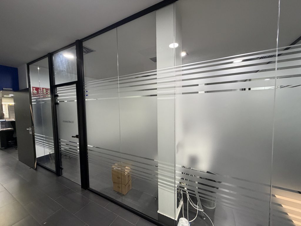 oficina con divisiones de cristal modernas en Barcelona