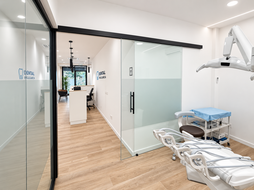 Puerta corredera de cristal en un box de la clínica dental Dental Pellejero