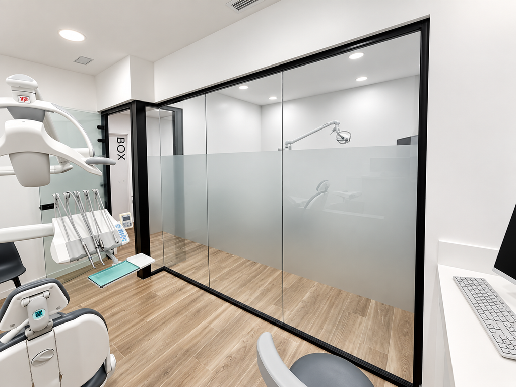 Gabinete dental de la clínica Dental Pellejero separado con mampara de cristal y perfil negro