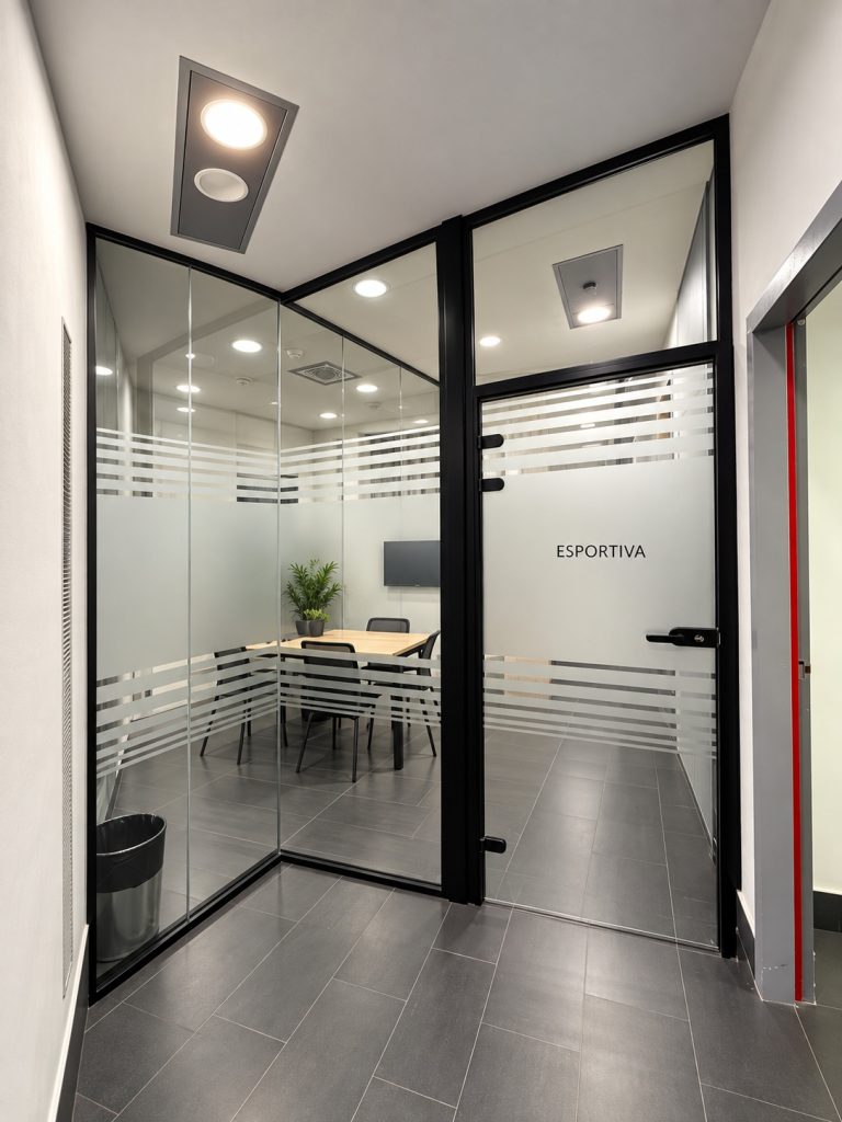 Mampara de cristal instalada en el Club Natació Catalunya, Barcelona – vista general