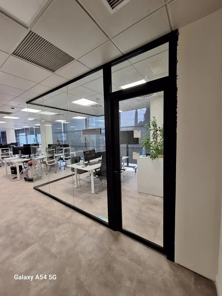 Divisiones de cristal con perfil negro para despachos de oficina en Barcelona