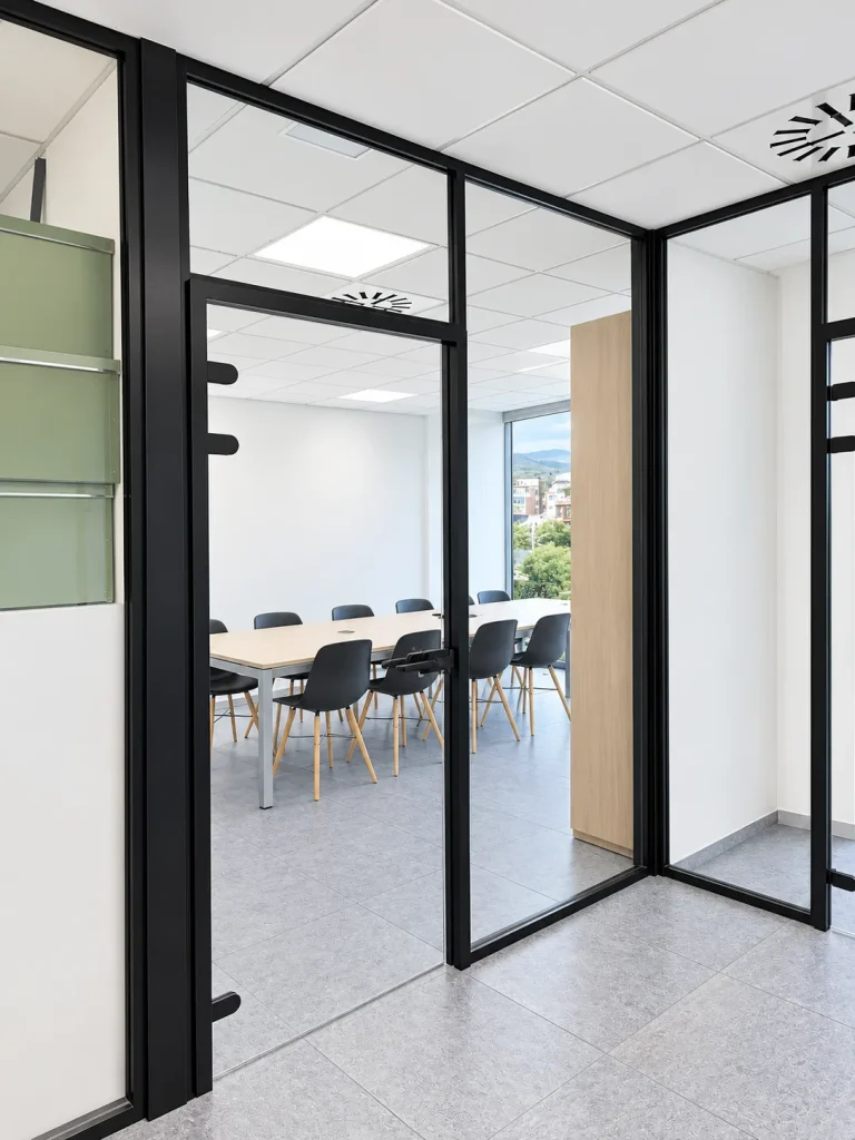 Mampara divisoria de cristal con puerta de sala de reuniones – proyecto Bellper